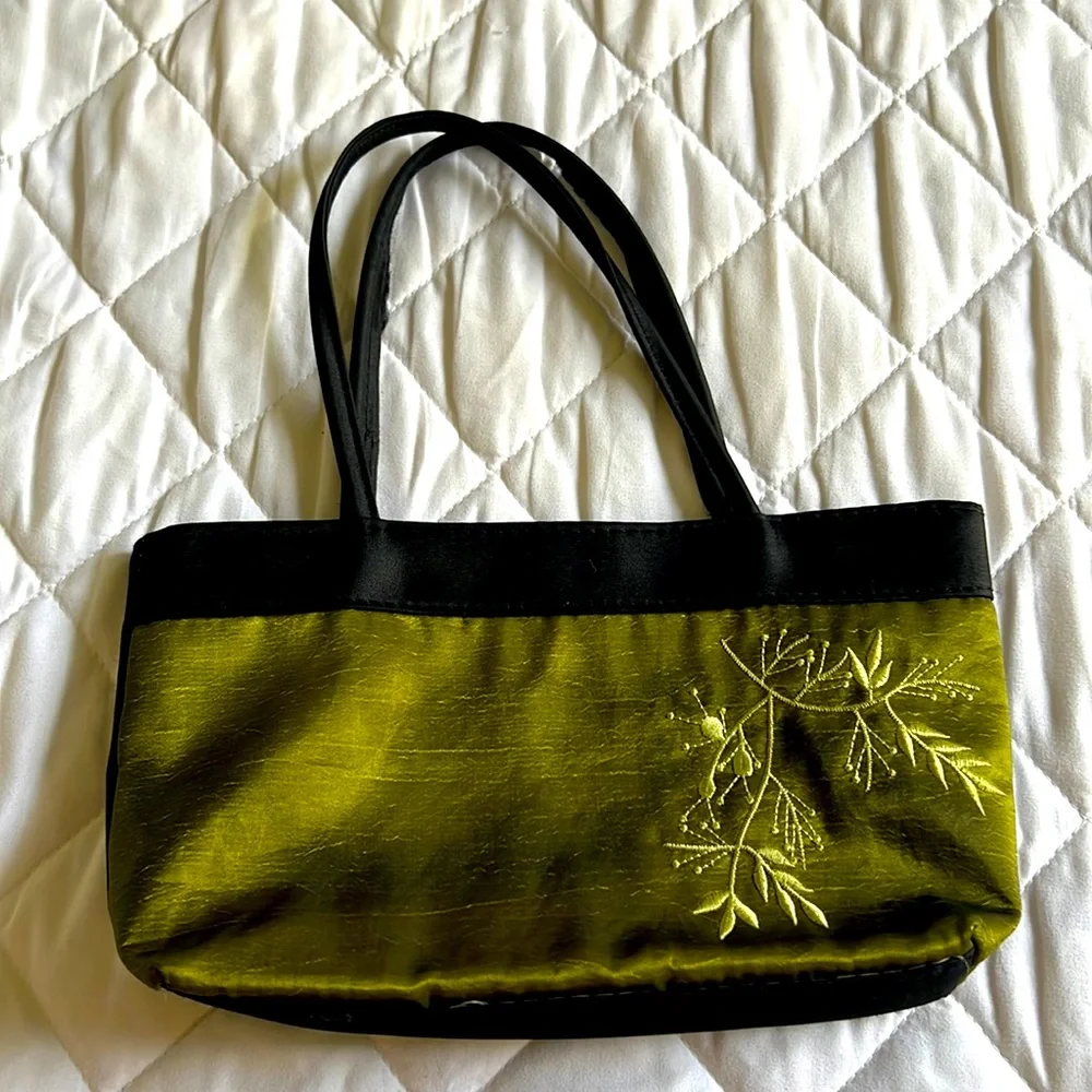 Beautiful hand-embroidered handbag in rich green color - Picture 1 of 16